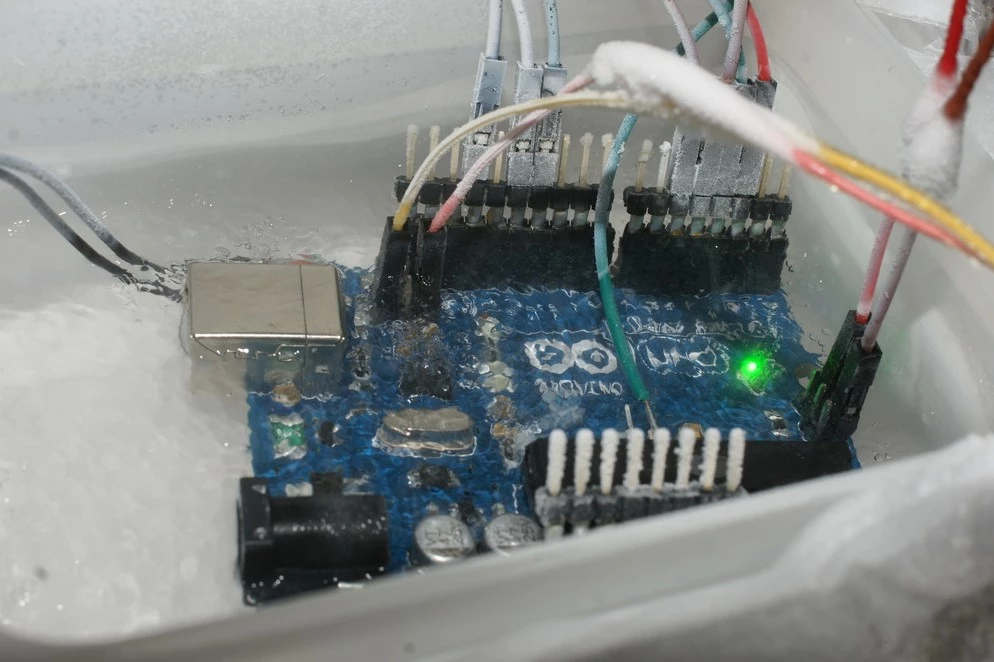 آورکلاک کردن آردوینو با نیتروژن مایع و رسیدن به فرکانس 65.3 مگاهرتز 9 برد آردوینو در نیتروژن مایع