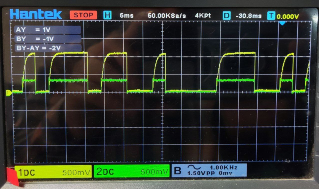 مقایسه سیگنال خروجی آی‌سی MC33290 (زردرنگ) با سیگنال UART (سبزرنگ) در بادریت ۳۰۰