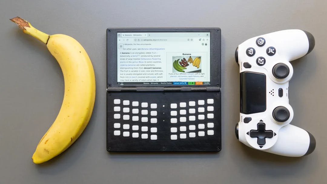 کاربر Reddit با Raspberry Pi Zero 2 W یک لپتاپ جیبی مخصوص کدنویسی ساخت! 1 مقایسه ابعاد با دستگاه با موز