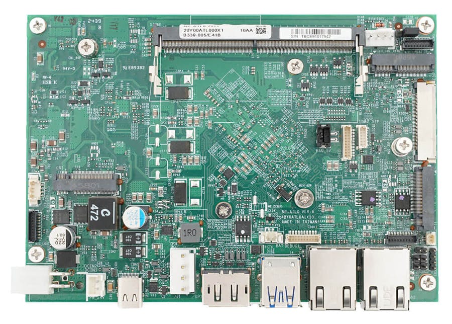 آخرین کامپیوتر شبه‌تک‌بردی شرکت FORTEC Integrated از پردازنده کم‌مصرف Intel Atom x7211RE استفاده می‌کند و دارای سه اسلات M.2 برای گسترش قابلیت‌هاست.