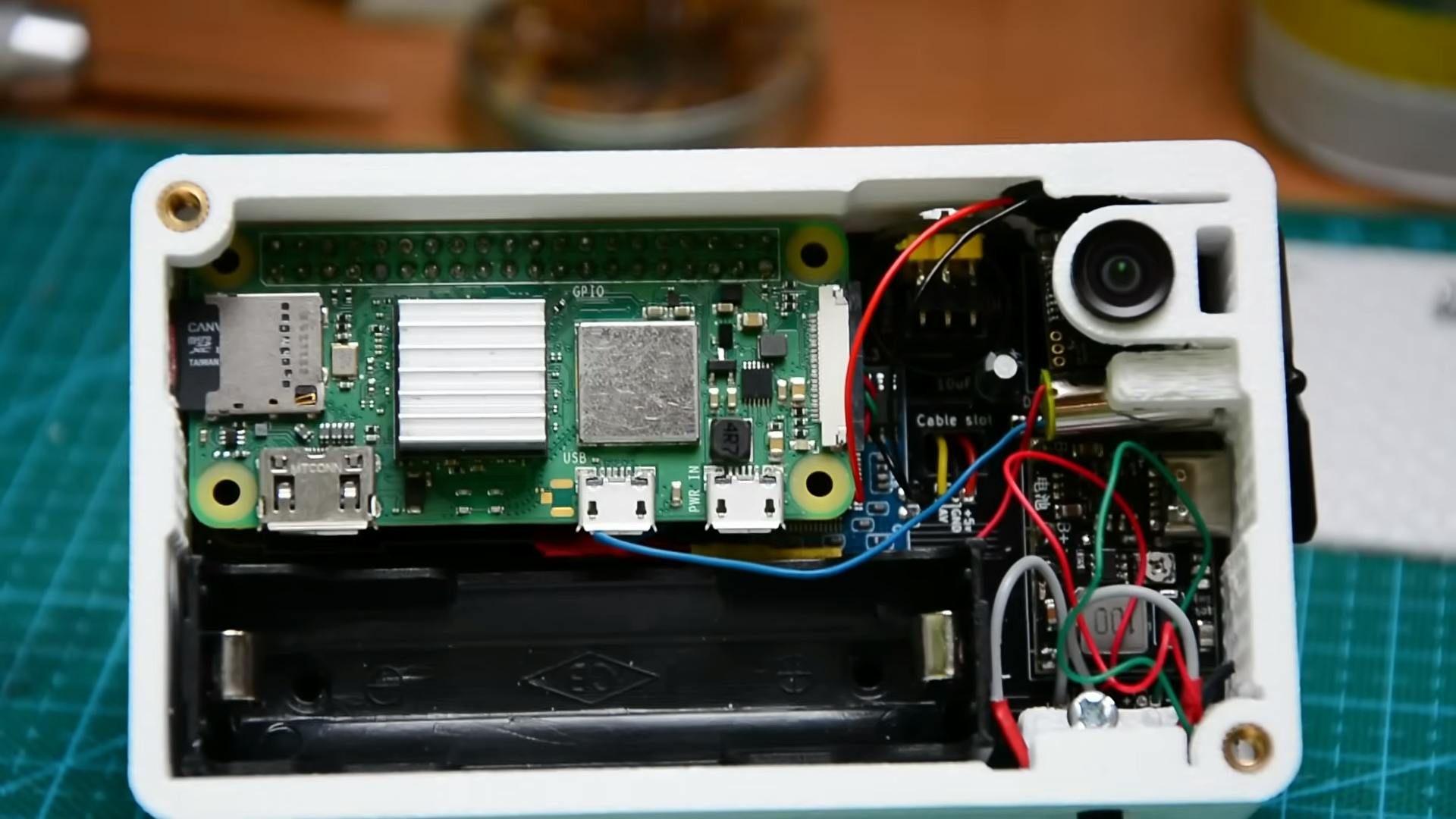 نمای داخلی دوربین آنالوگ مبتنی بر Raspberry Pi Zero 2 W