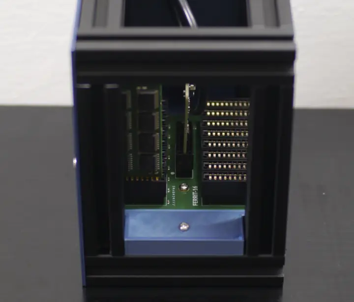 حافظه ذخیرهسازی ماژولار FERRIT: نگهداری اطلاعات تا 200 سال با فناوری F-RAM 2 F-RAM storage cube