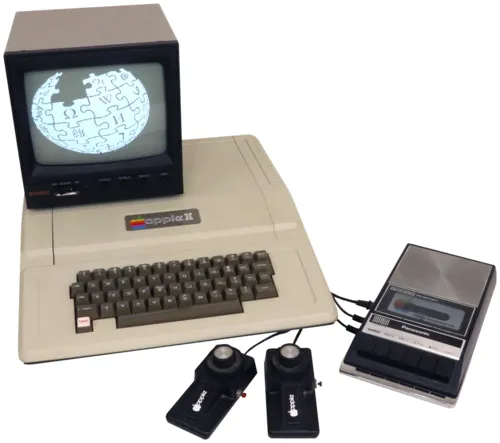 کامپیوتر Apple II به همراه دو دسته‌ی بازی و نوارخوان پاناسونیک