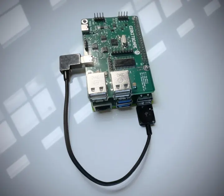 اتصال Top HAT به Raspberry Pi 5. برای استفاده از پورت‌های اضافی USB 2.0، کابل USB مورد نیاز است.