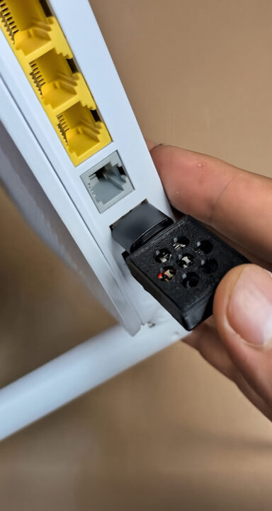 مسدودکننده تبلیغات DNS برای تراشه ESP32-C3؛ فیلترینگ هوشمند بدون نیاز به PSRAM 2 مسدودکننده تبلیغات DNS با ESP32-C3 SuperMini که مستقیماً به پورت USB روتر متصل شده است