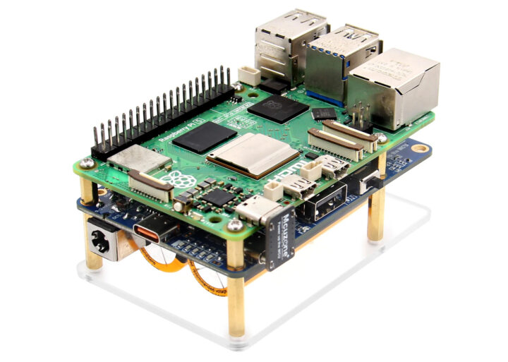 HAT یو‌پی‌اس سوپرخازنی در حال تغذیه Raspberry Pi 5